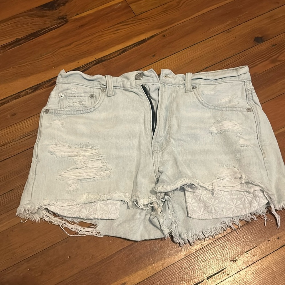 Light wash Ripped denim shortsa